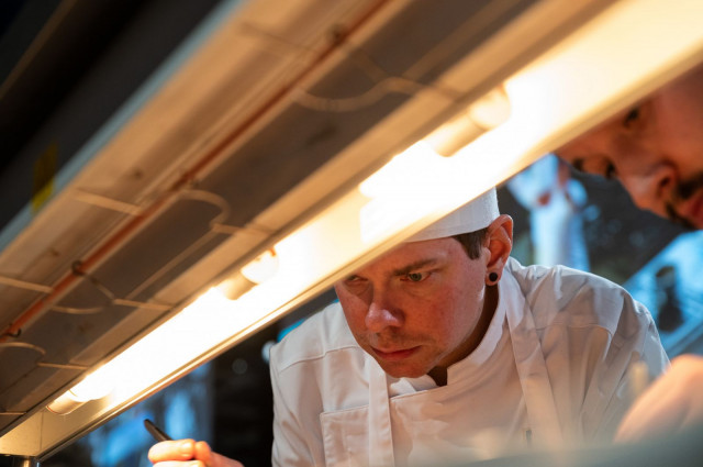 Vuoden Kokki Kim Päivästö keskittyy finaalipäivänä suoritukseen.