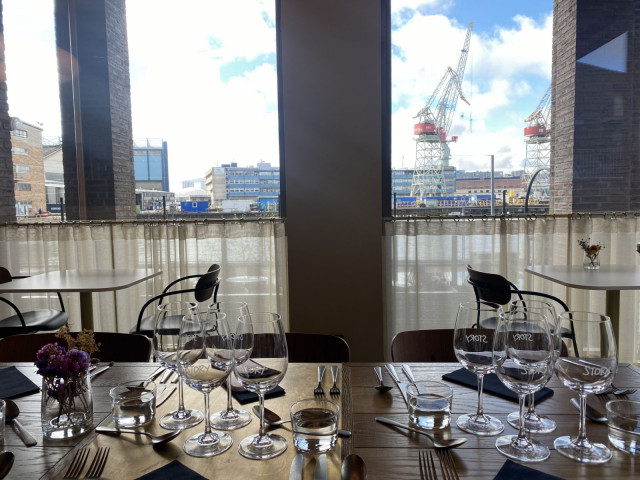 Maisemat avautuvat Story Telakkarannan pöydistä Hietalahden telakkarantaan.