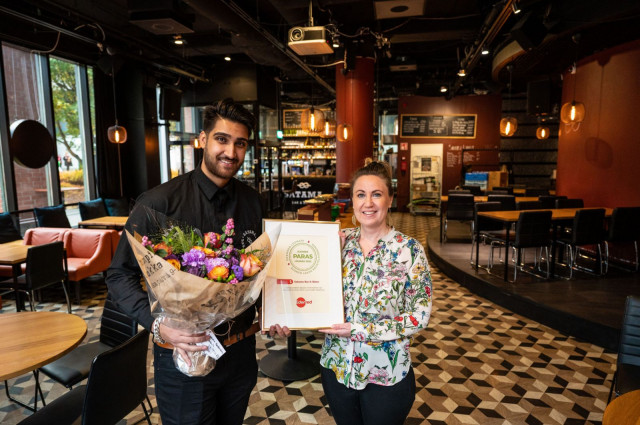 Edenredin vastuullisuusjohtaja Laura Kuusela luovuttamassa Satama Bar & Bistrolle Suomen Paras Lounas -kilpailusta palkinnon.