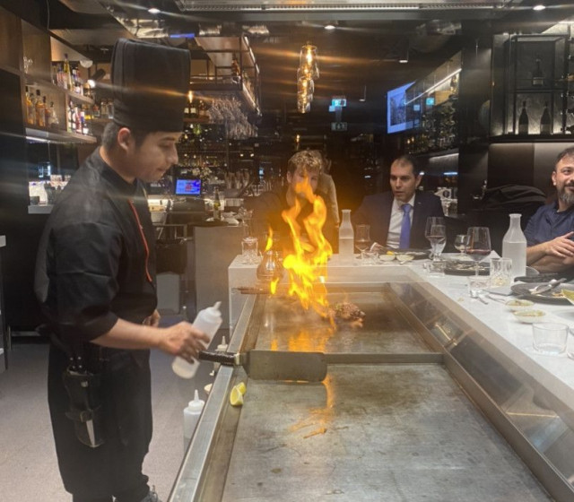 Teppanyakin ympärillä pääsee nauttimaan illallisesta suoraan grillin ääressä.