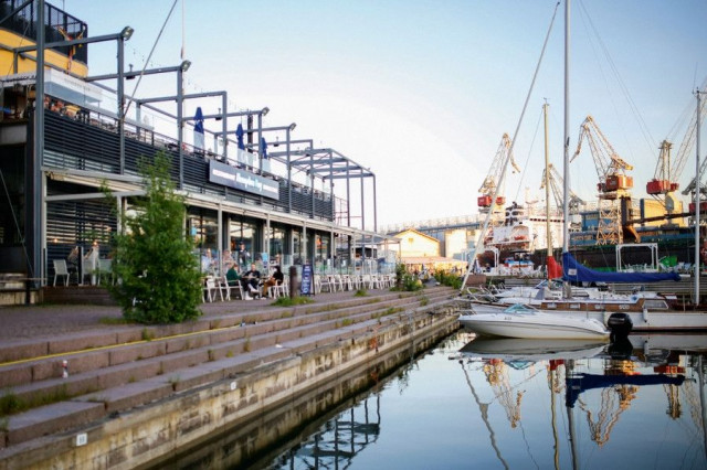 Ravintola Hampton Bay löytyy Hietalahdenrannasta Helsingin keskustan tuntumasta.