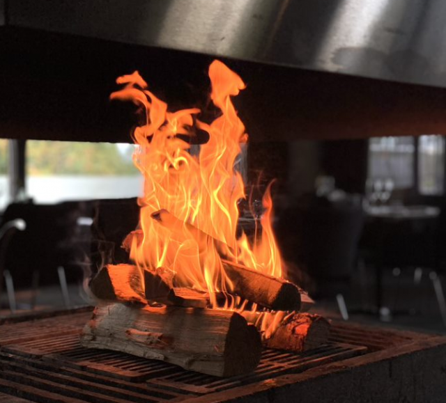 Ravintolasaliin tunnelmaa luonut avotakka