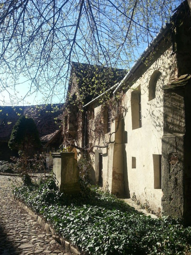 pienen kirkon sisäpiha