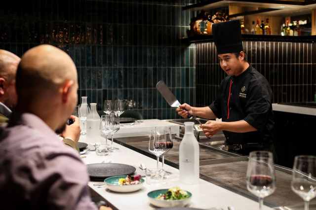 Fusion teppanyaki chef's table on viihdyttävä ruokailukokemus, jollaista ei löydy muualta Suomesta