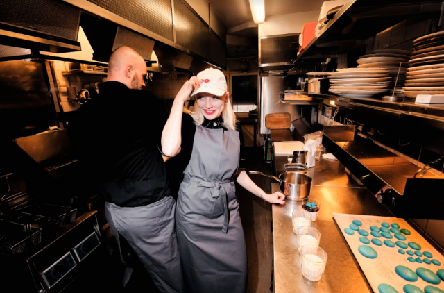 Chisu ravintola Ilveksen keittiössä, Chisun suunnitteleman artistimenua tuottamassa.