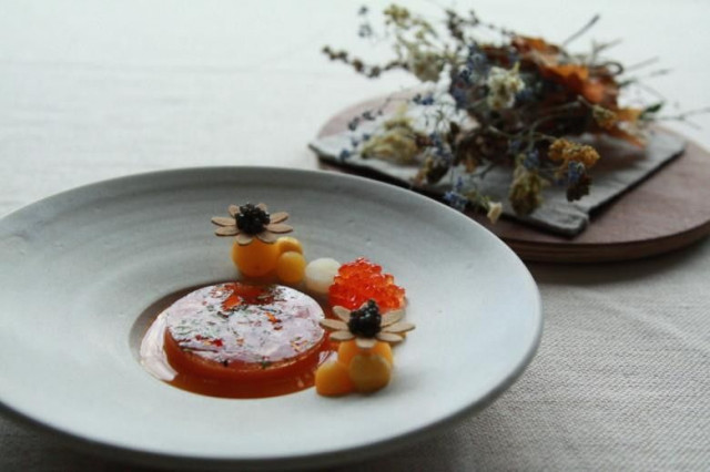 Kaskiksen menu on käsityötä ja vaihtelee sesongin mukaisesti. Ravintoloitsijat Erik Mansikka ja Simo Raisio suosivat lähituottajia ja kotimaisia raaka-aineita.