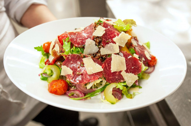 Henricuksen resepti maittavaan ravintolaelämykseen on iloinen ote palvelussa ja kekseliäisyys keittiössä.