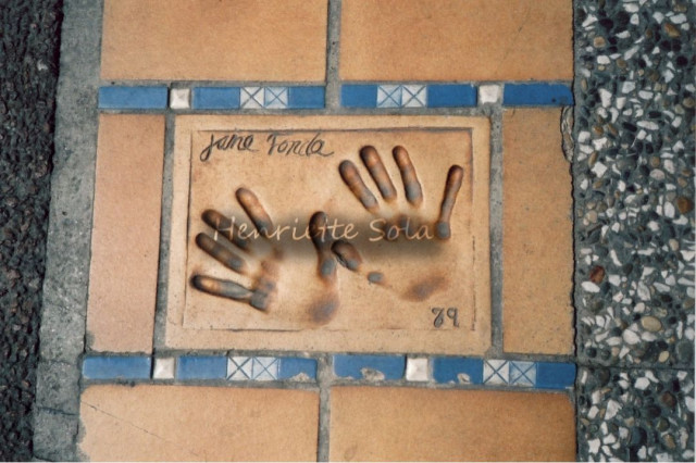 Kuvassa  Jane Fondan kädenjäljet Cannesin katukivetyksestä