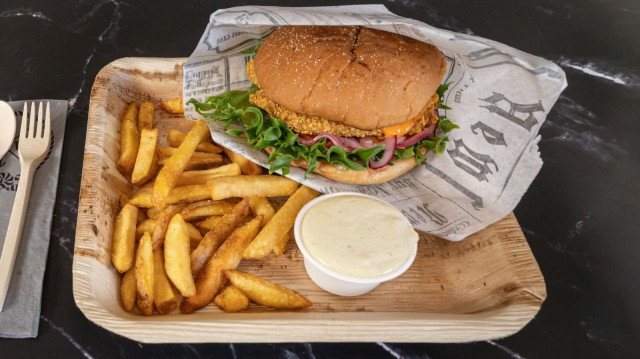 Kaikkiin Wanhan Rahtilaivan tarjoushampurilaisiin kuuluu ranskalaiset ja valinnainen dippi.