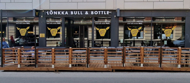 Lönkan uusi parklet terassi on erinomainen paikka syödä ja juoda etenkin alkuillasta tai vaihtoehtoisesti erittäin kuumana kesäpäivänä loppuillasta kun aurinko on kääntynyt talojen taakse.