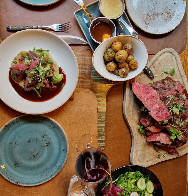 Pöytä täynnä herkkuja, kastikkeita ja paahdettua perunaa. Poro oli uskomatonta ja dry age entrecote on enemmmän kesän jälkeisen listan juttuja mikäli kysyntä ja saatavuus mahdollistaa sen lisäämisen ruokalistaan, kannattaa laittaa korvan taakse!