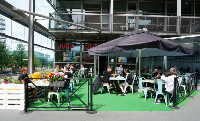 Junk y Veganin terassilla keskitytään nauttimaan hyvästä ruoasta ja juomasta.