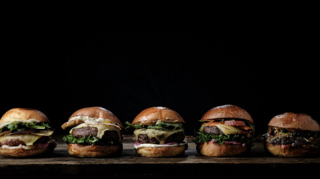 Burgers & Winella on oiva tarjous terassikansalle!