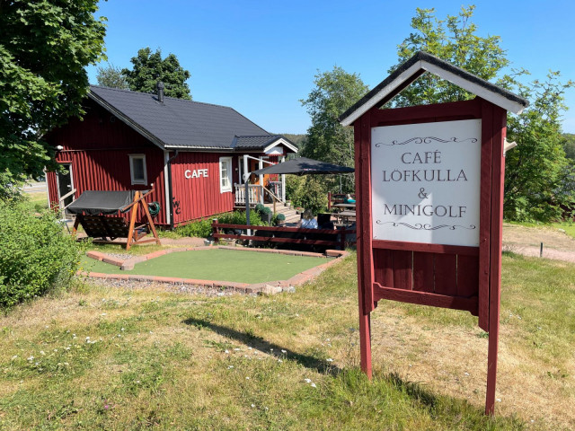 Café Löfkullan terassille paistaa aurinko aamusta iltaan.