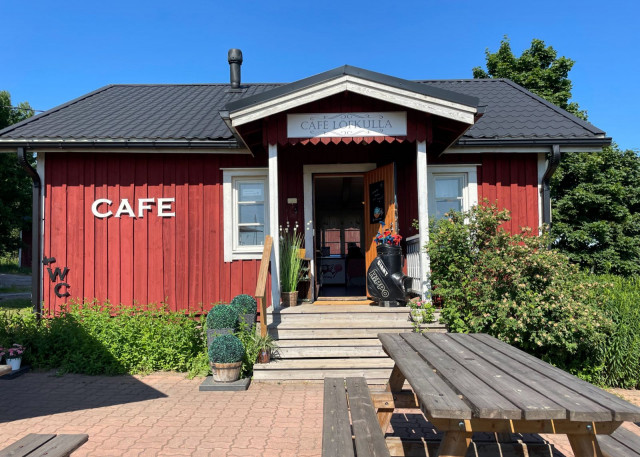 Sympaattinen kahvilarakennus hurmaa kävijänsä.