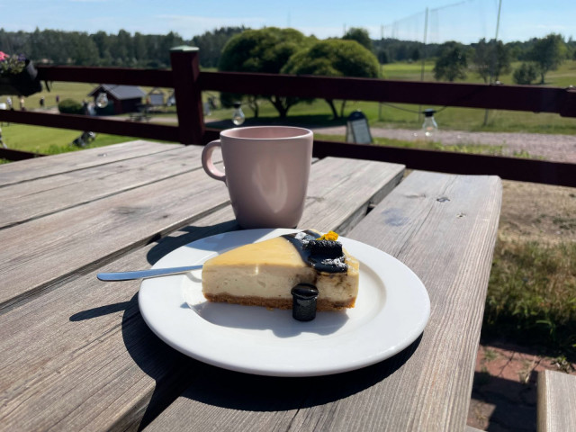 Kakkukahvien lomassa voi ihailla komeita viherkenttiä.