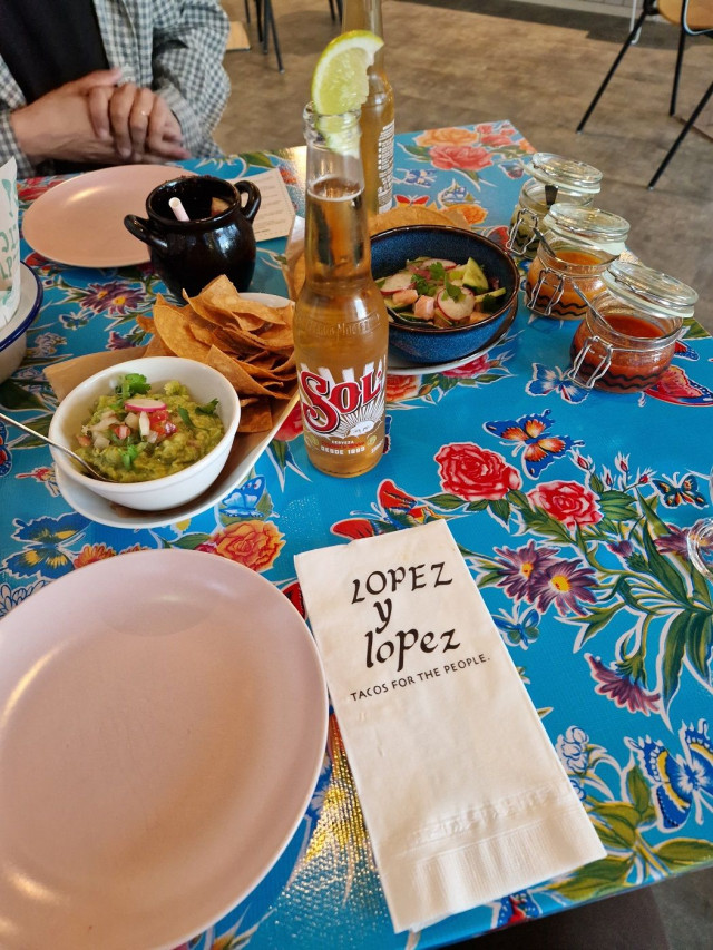 Pitkä menu alkaa guacamolella sekä lohicevichellä. Tuttuja jo ennestään, mutta varmoja herkkuja! Maistelumenun ajaksi pöytään tuodaan kolmea eri tulista kastiketta, joilla saa oman maun mukaan tuunata annoksia!