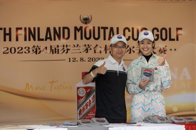 Moutai Finlandin edustaja ja ravintoloitsija Tang Chao (vas.) tutustutti pelaajat Moutain saloihin.