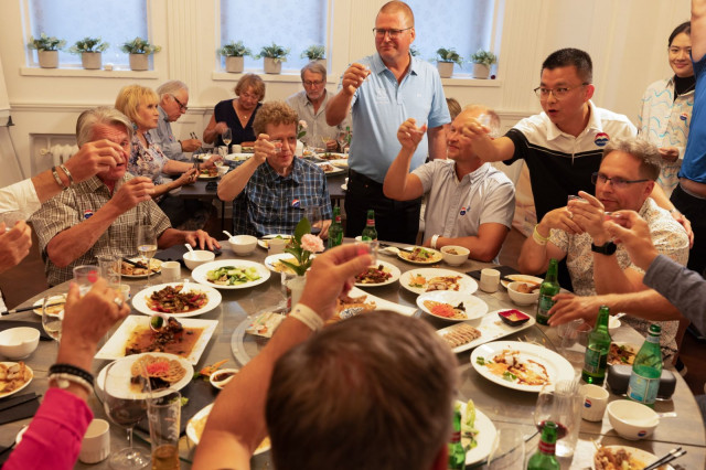 Kytäjä Golfin toimitusjohtaja Jukka Koivu ja Tang Chao nostavat maljan onnistuneen päivän kunniaksi.