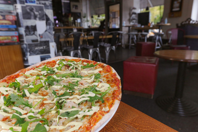 Cup & Pintin pizza maistuu vaikkapa junaa odotellessa.