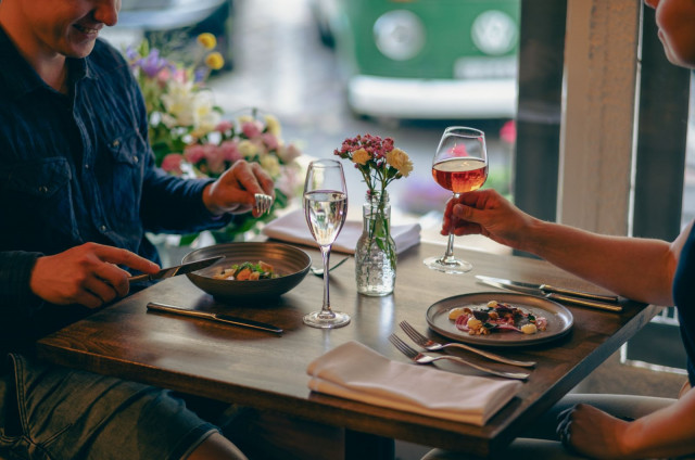 Eka on tunnelmallinen ja sopivasti rento ravintola.