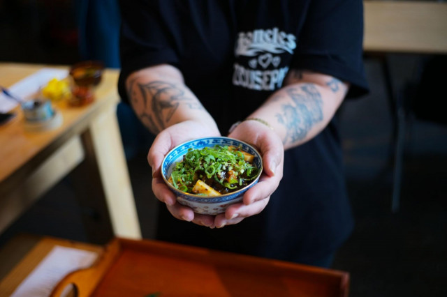 Outo on "alusta loppuun asti tykitystä", TableOnlinen arvosteluissa hehkutetaan.