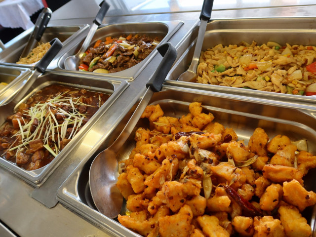 Buffetista löydät niin susheja kuin lämpimiä ruokia.