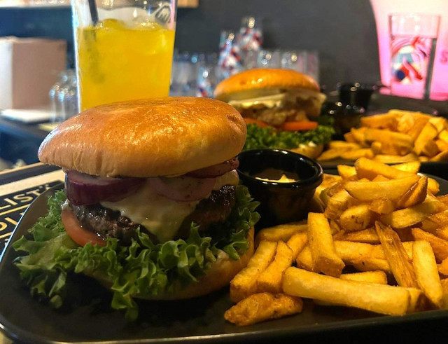 Himan burgereita pääsee nauttimaan kampanjan ajan 12 eurolla.