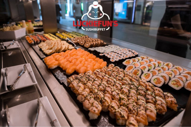 Luckiefun´silla saat sushia niin että napa vetää!