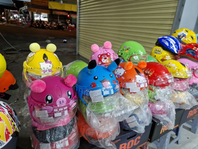 Paikallisten kypärät eivät kyllä suojaa oikeasti mitään, mutta onhan nää hauskan näköisiä