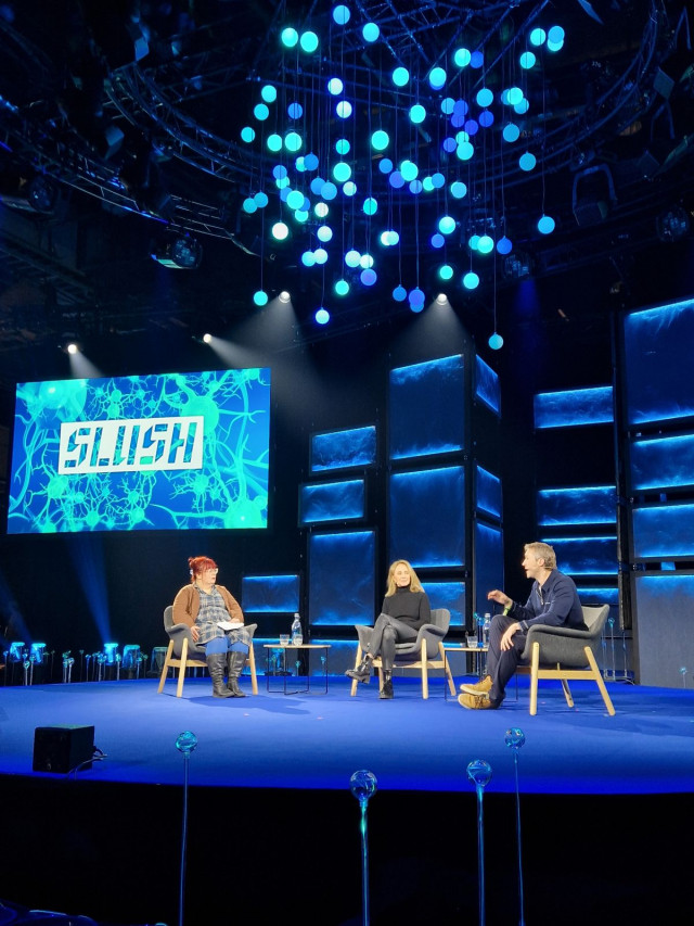 Tech.eu:n journalisti Cate Lawrence haastatteli Ekaterina Malievskaiaa (Compass) sekä Cosmo Feilding-Melleniä (Beckley Psytech) Slushissa psykedeeleistä ja kannabiksesta lääkehoitona.