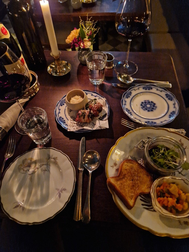 Devils on Horseback à la Heston (vas) sekä  Rabbit in a Jar.