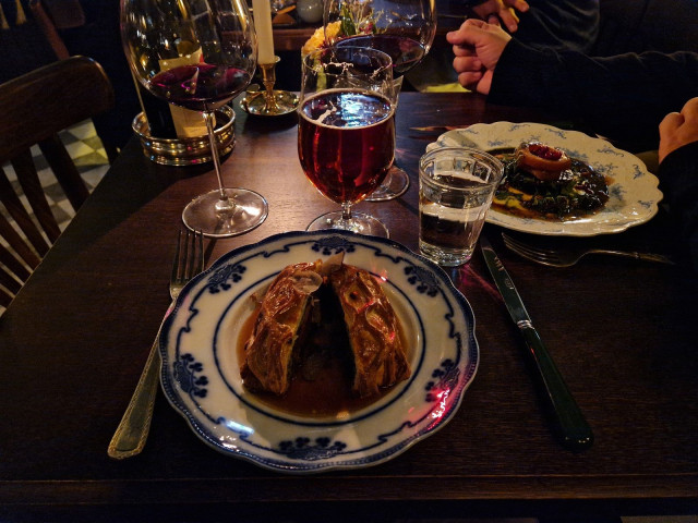Pigeon Wellington - kyyhky ”wellington” oli aivan pakko valita, samoin seuralaisen valitsema Black Pudding - veripalttu. Molemmat erinomaisia ja täyttävämpiä kuin miltä näyttävät.