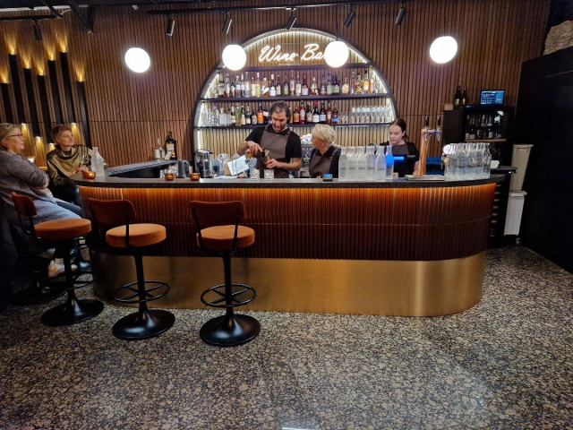 Viinien lisäksi Dagmarissa saa myös cocktaileja. Baaritiski on näyttävä ja valikoimaltaan runsas.