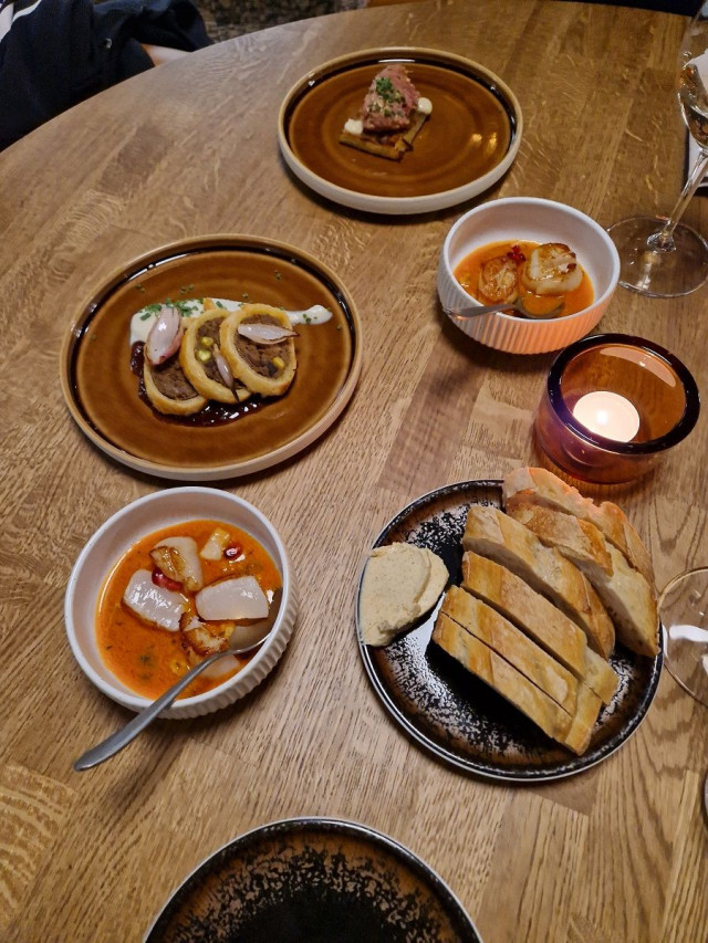 Ensimmäinen satsi. Kampasimpukka oli yksi koko illan lempiannoksista ja sen tomaattista beurre blanc kastiketta oli pakko kauhoa kulhon pohjalta leivän avulla.