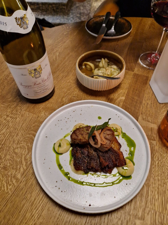 Mangalitza-possua ja omenaa. Taaempana sienitortelliinit, joka oli myös illan parhaimmistoa! Viinejä on joka lähtöön, kannattaa oikeasti ottaa suosituksia vastaan.