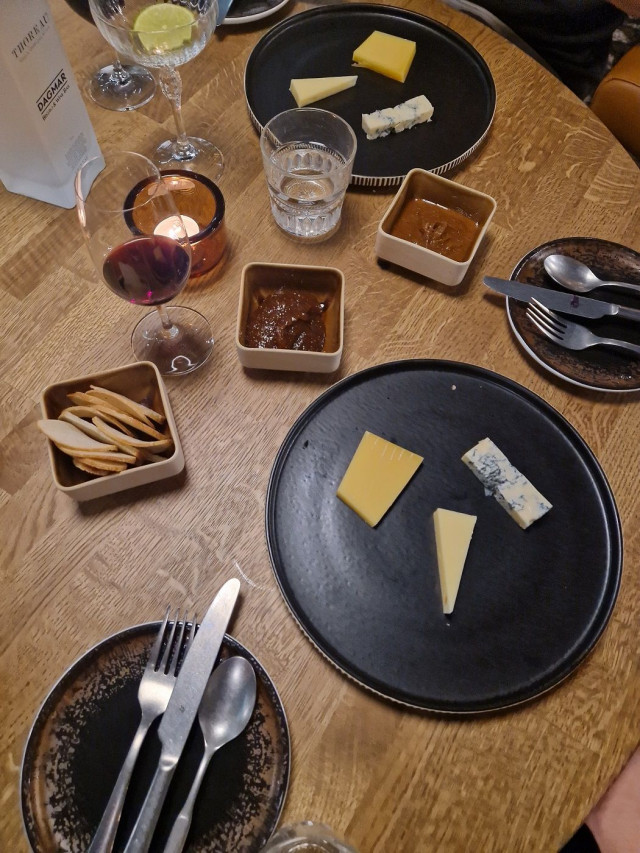 Juustot ja hillot. Makeiden sijaan oma preferoitu päätös illalle.