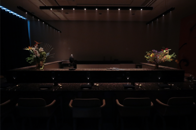 Huippukokin ravintolassa kaikki vieraat istuvat yhteisen pöydän äärelle.