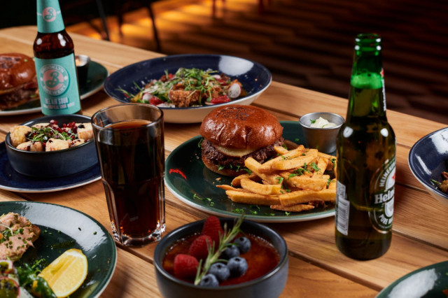 Apollo Sports Barissa nautitaan penkkiurheilun lisäksi hyvästä ruoasta.