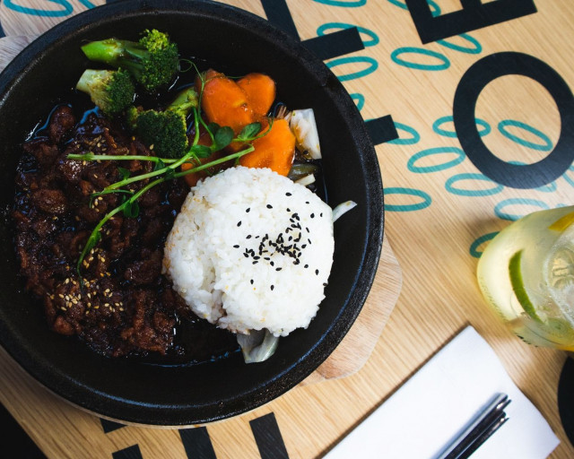 Sihisevät sizzler-pannut ovat tämän ravintolan juttu.