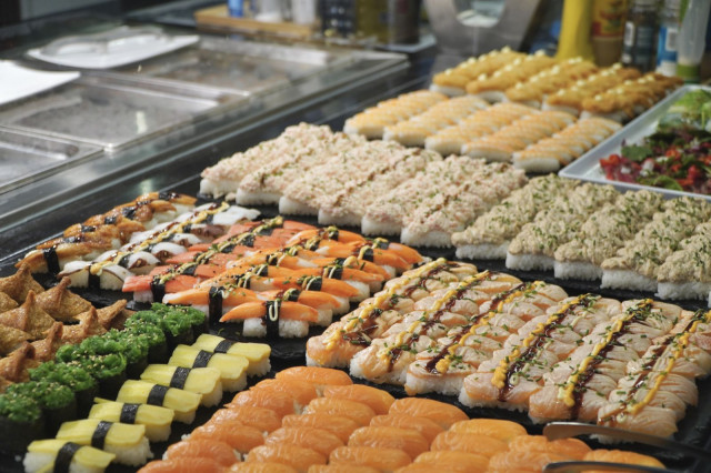 Sushibuffetista löytyy valikoimaa jokaiseen makuun.