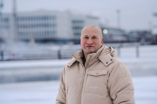 Sauli Kemppainen Katajanokalla, jonne avautuu hänen luotsaama ravintola loppukesästä 2024.