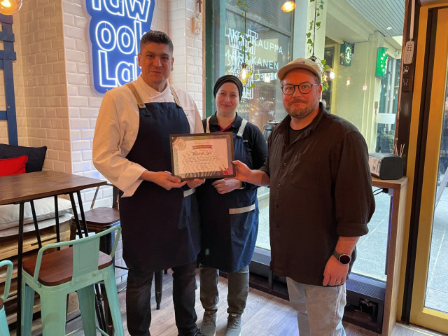 City kävi luovuttamassa SYÖ!-viikkojen parhaan ravintolan diplomin Tawook Labille.