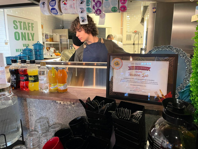 Pariskunnan poika auttaa vanhempiaan ravintolan pyörittämisessä.