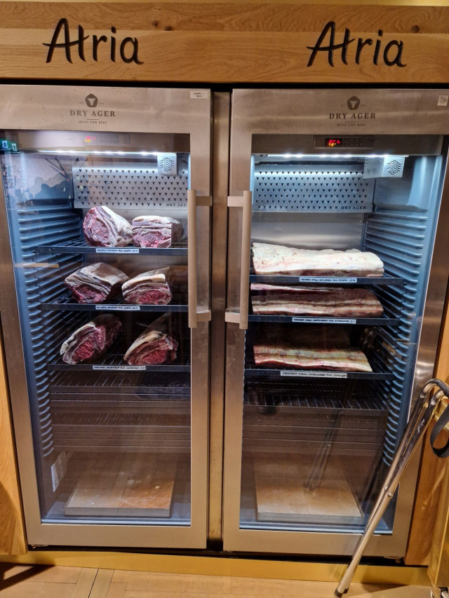 Dry age kaappeja nykyisessä lokaatiossa on huomattavasti enemmän ja niitä on ilo katsella. Lihoja pidetään kaapeissa maksimissaan 10 viikkoa, jonka aikana lihaasta poistuu nesteitä ja mausta tulee intensiivisempi  pähkinäisellä vivahteella.