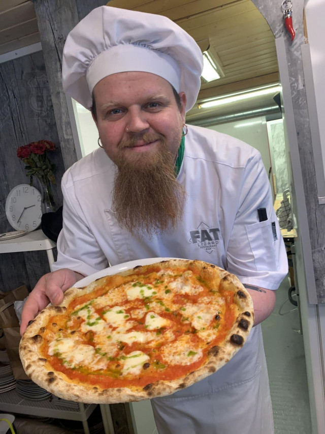 Alessio Alfani on mies Alessio's Pizzeria Italianan takana.