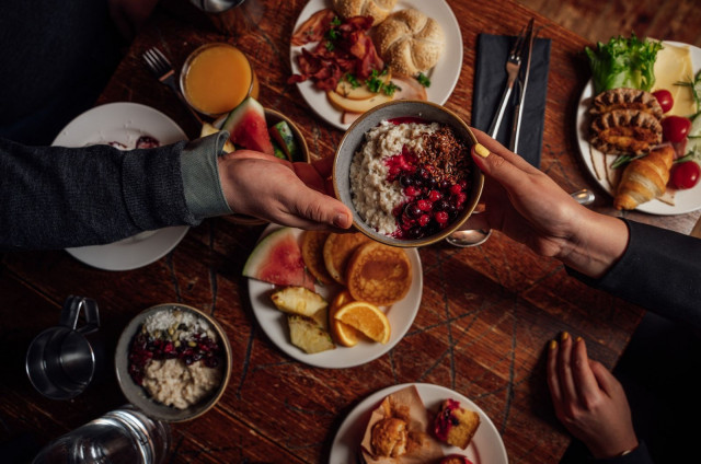 Linnankellarissa vietetään Naistenviikkoa herkullisen aamupalan merkeissä.