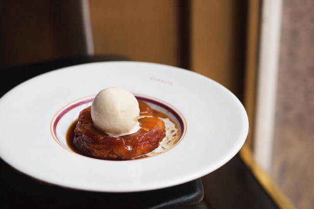 Klassinen Tarte Tatin kruunaa naistenpäivälounaan.