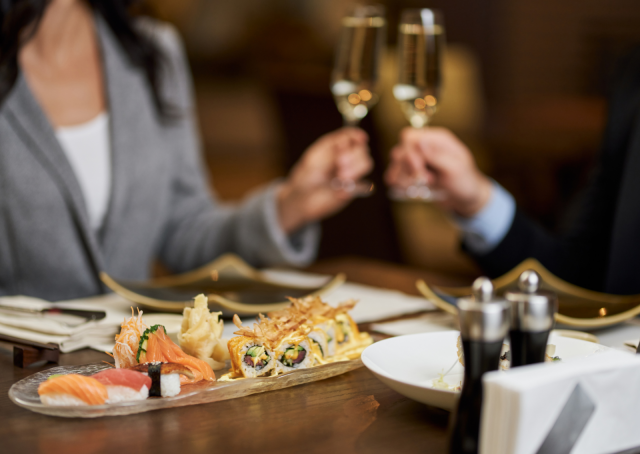 Kuplivaa ja sushia? Bubbles Seafood & Wine palvelee asiakkaita Helsinki-Vantaan lentokentällä.