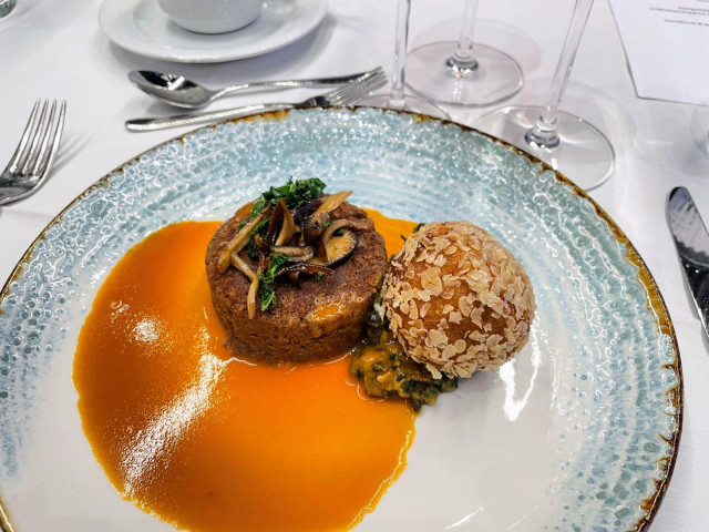 Pääruoaksi Jussi-gaalassa nautitaan Valion Gold & Green Nyhtökaurasta valmistettua terriiniä lisukkeineen.